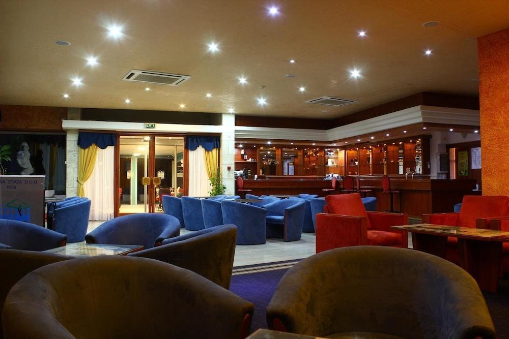 Hotel Пула Екстериор снимка