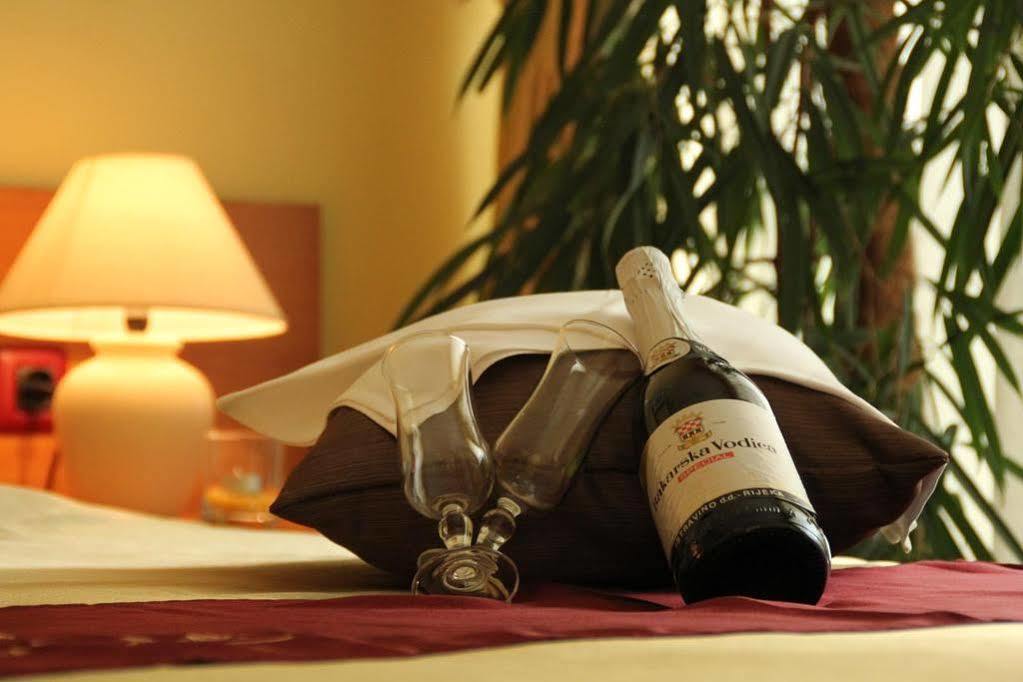 Hotel Пула Екстериор снимка