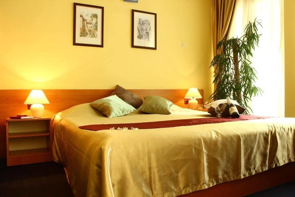 Hotel Пула Екстериор снимка